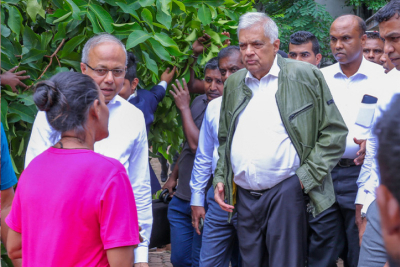 ආපදා තත්ත්වයෙන් විපතට පත් ජනතාවගේ සුව දුක් විමසීමට ජනපති කොළොන්නාව, කැලණිය සහ අඹතලේ ප්‍රදේශවල නිරීක්ෂණ චාරිකාවක