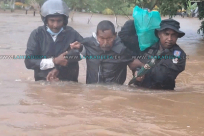 ගංවතුරට කොටුවූ පවුල් 32ක් යුද හමුදාවෙන් බේරා ගැනෙති