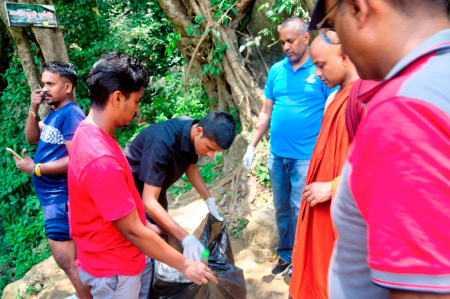 පුරවර සරසවි මිතුරෝ දුන්හිද ඇල්ල ප්‍රවේශ මාර්ගය පිරිසිදු කරති