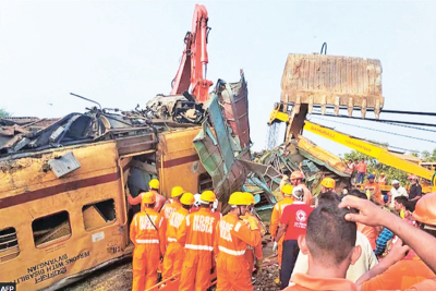 ජංගම දුරකතනයෙන් ඉන්දීය-එංගලන්ත ක්‍රිකට් තරගය නැරඹූ රියැදුරන් මාර්ග සංඥා නොතකා ධාවනය කරලා