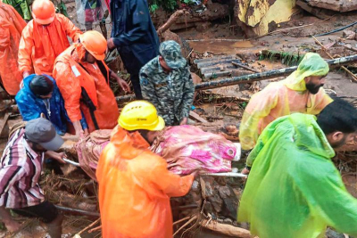 කේරළයේ දරුණු නායයෑමකින් 63ක් මියයති