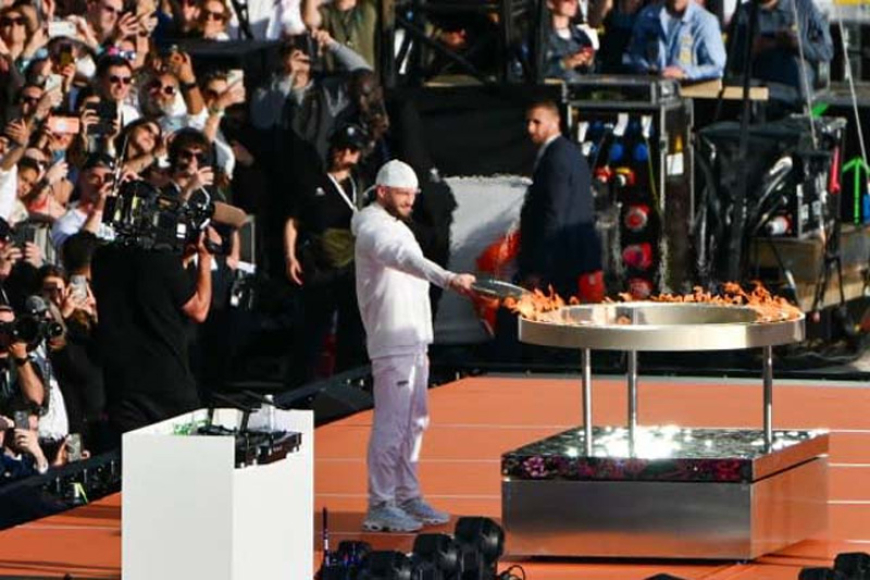 දැඩි ආරක්ෂාවක් මැද ඔලිම්පික් ගිනිසිළුව ප්‍රංශයට